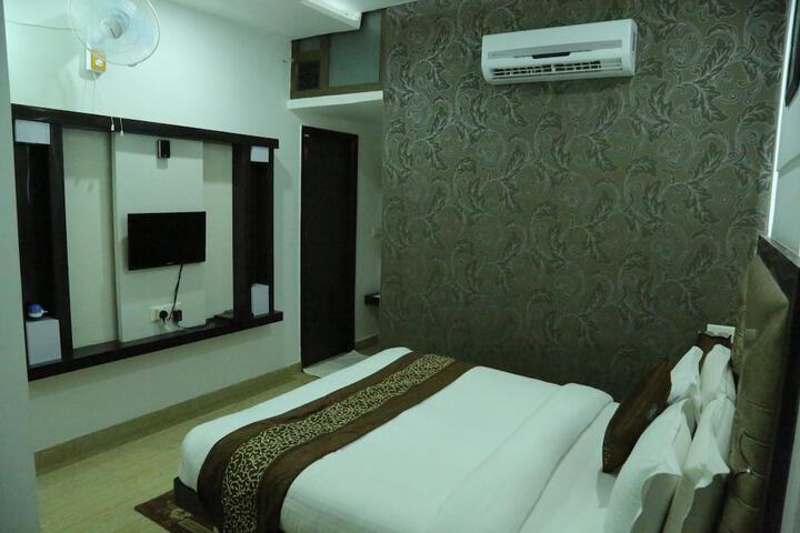 Room 12 of 25