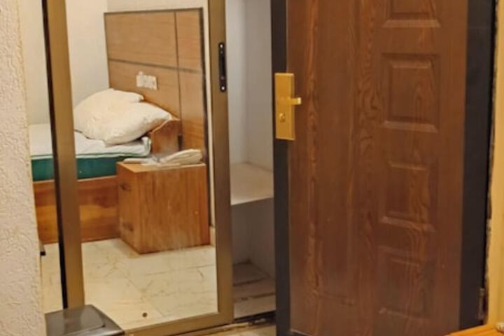 Room 65 of 285