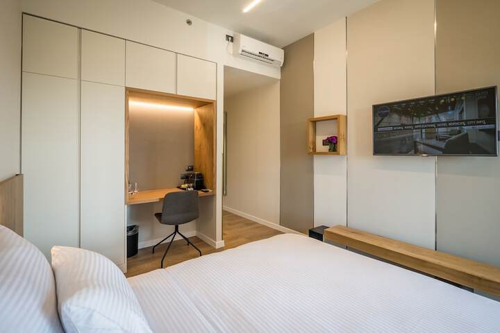 Room 10 of 32