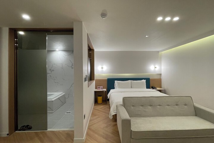 Room 18 of 60