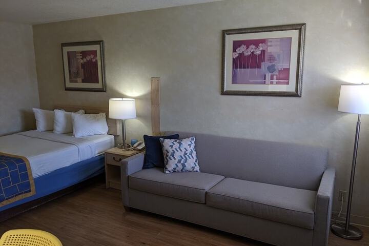 1 Queen Bed (11 of 14)