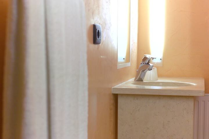 Room 12 of 18