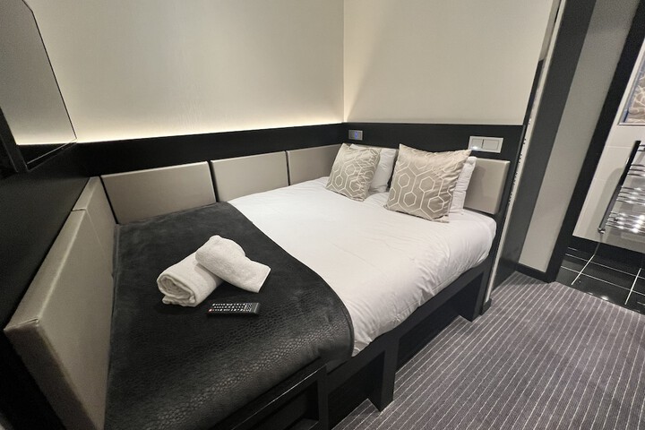 Room 8 of 27