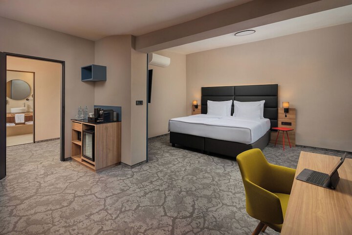 Room 12 of 48