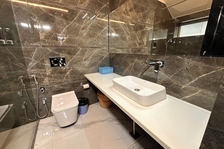 Room 2 of 37