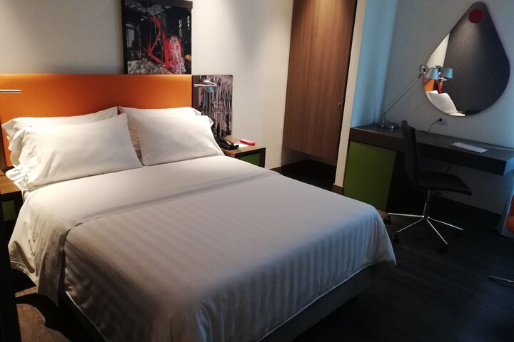 Room 10 of 68