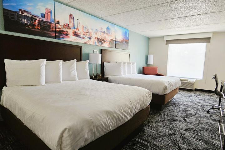 2 Queen Beds Work Desk Refrigerator Full Breakfast (1 of 9)