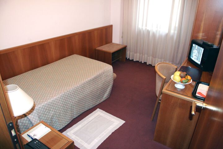 Room 3 of 10