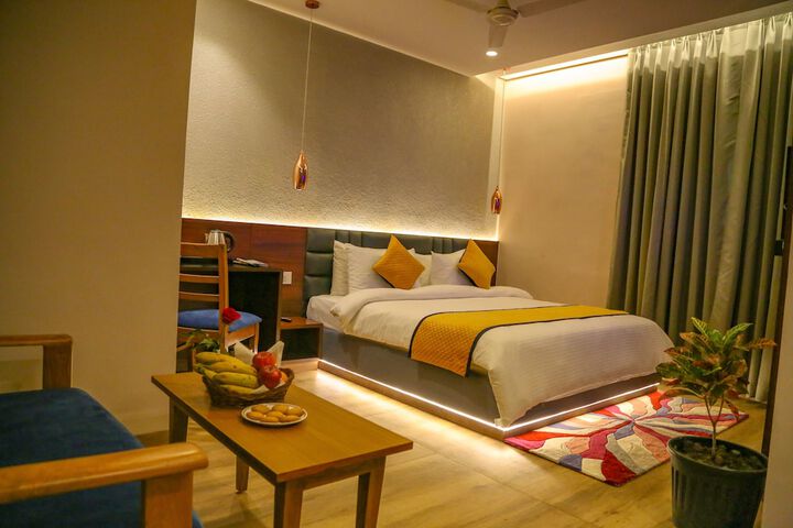 Room 6 of 28
