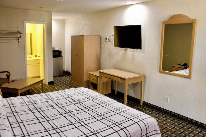 1 King Bed (4 of 5)