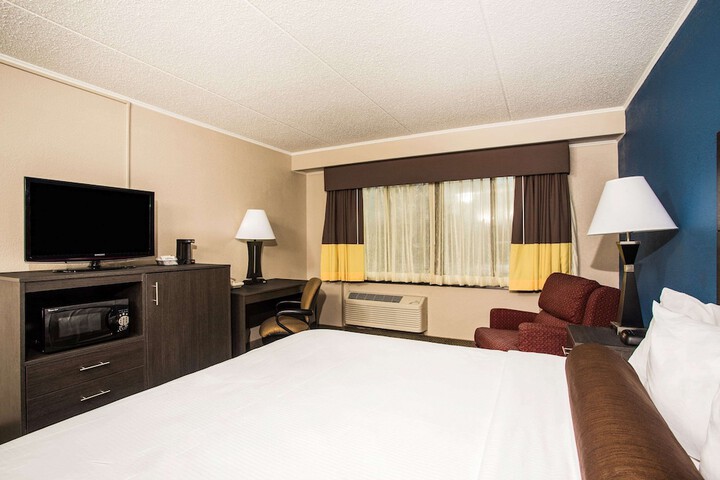 1 King Bed (2 of 9)