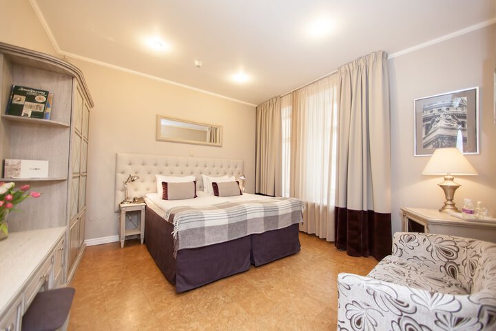 Room 7 of 120