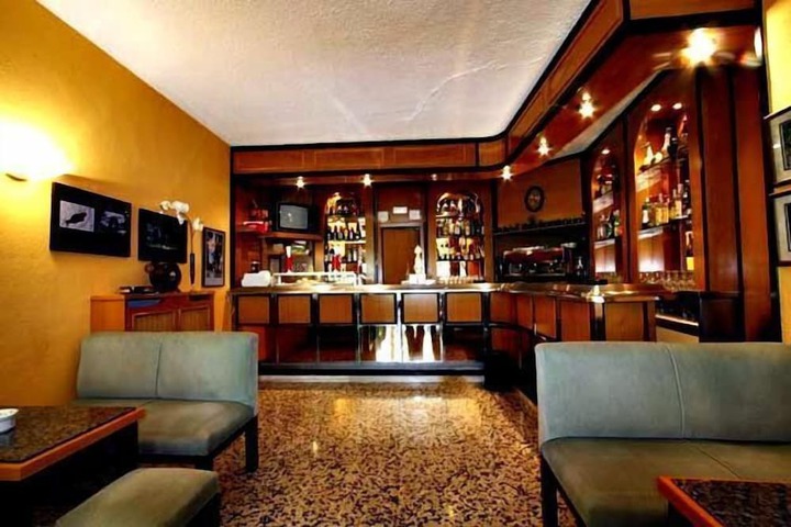 Lounge 36 of 72