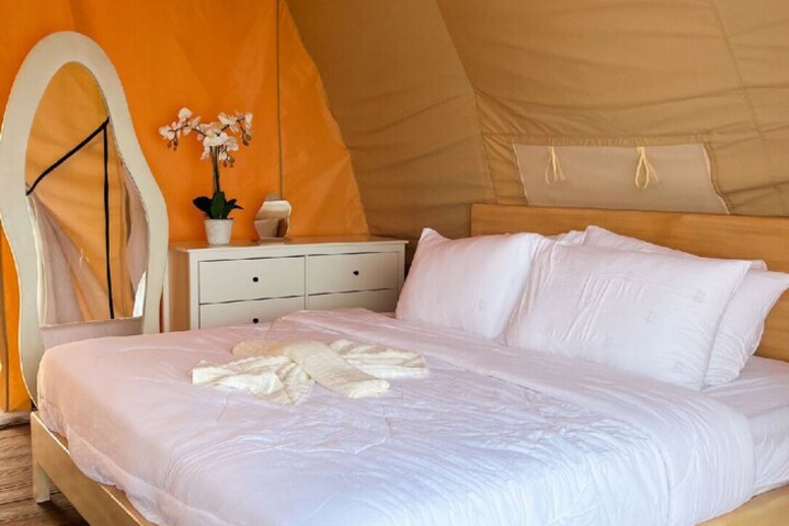 Room 6 of 24