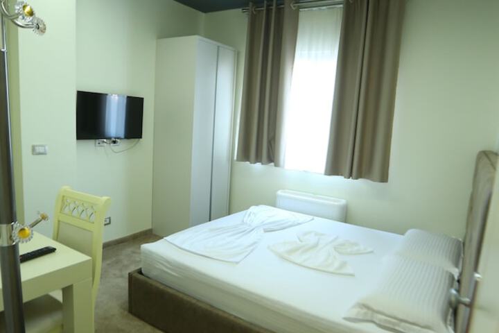 Room 9 of 18
