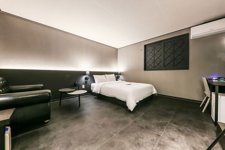 Room 33 of 51