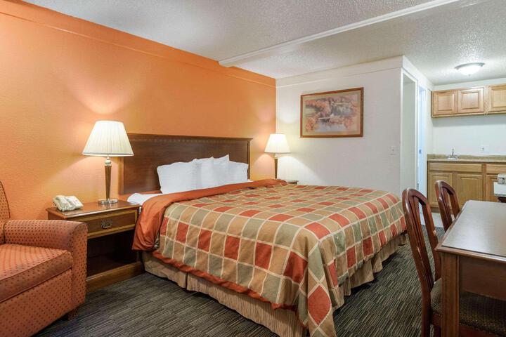 1 King Bed (4 of 16)