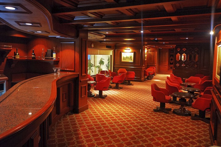 Lounge 48 of 50