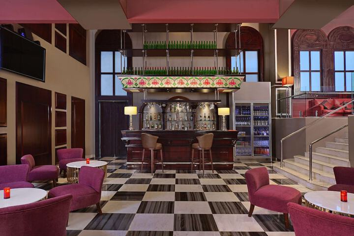 Lounge 53 of 67