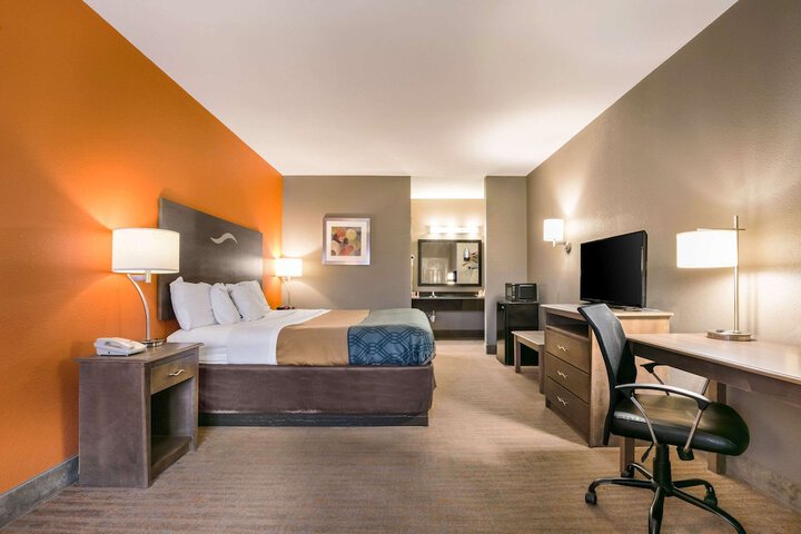 1 King Bed (4 of 10)