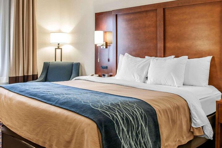 1 Queen Bed Accessible (4 of 12)