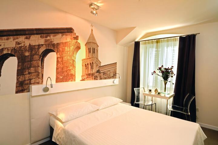 Room 9 of 32