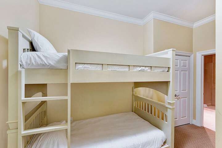 Room 9 of 38