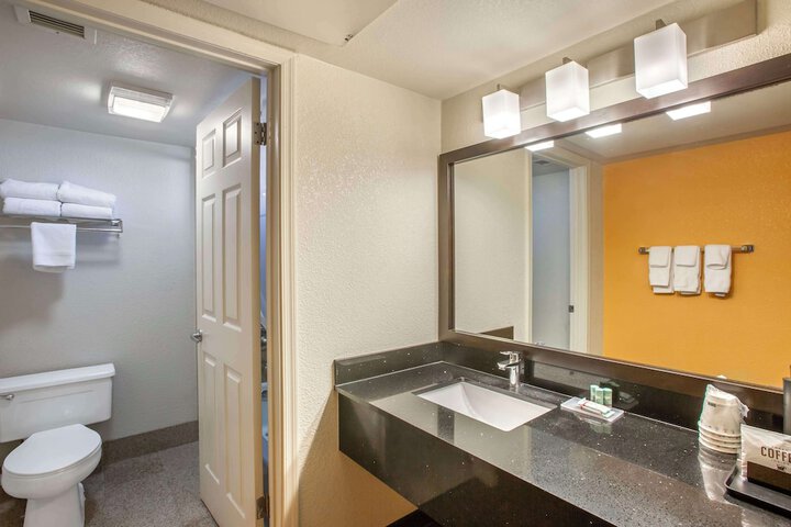 Room 16 of 28