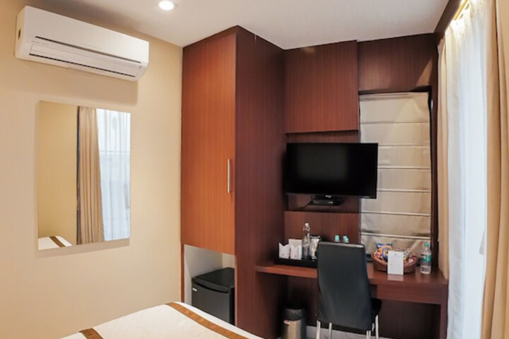 Room 102 of 161