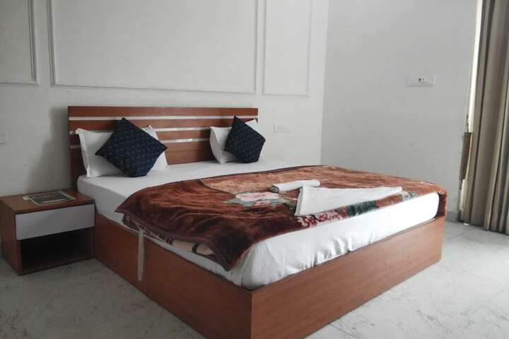 Room 7 of 13