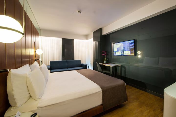 Room 27 of 104