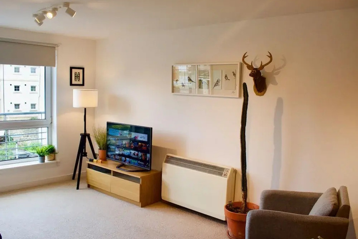 Bright and Welcoming 2 Bedroom Leith Flat