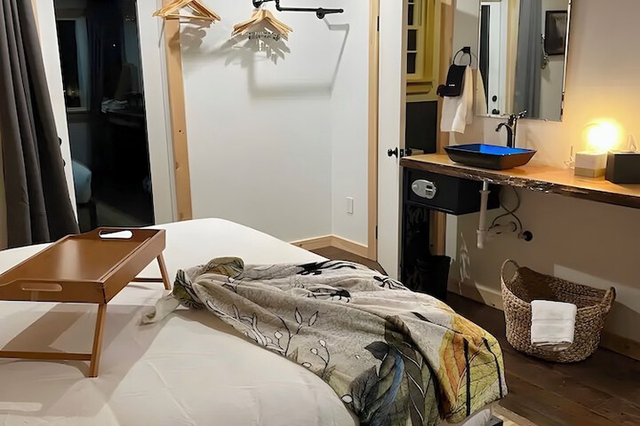 Room 2 of 89