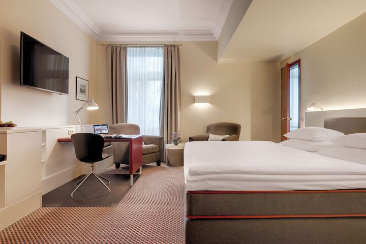 Room 32 of 84