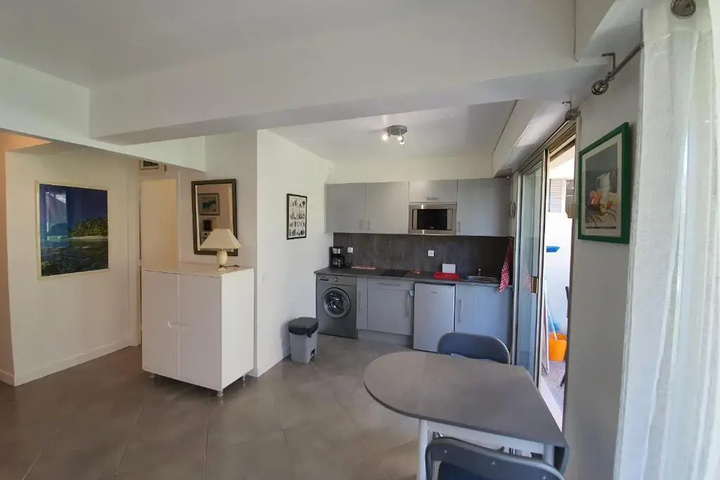 Room 4 of 9