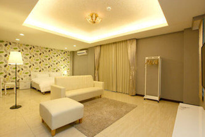 Room 8 of 20