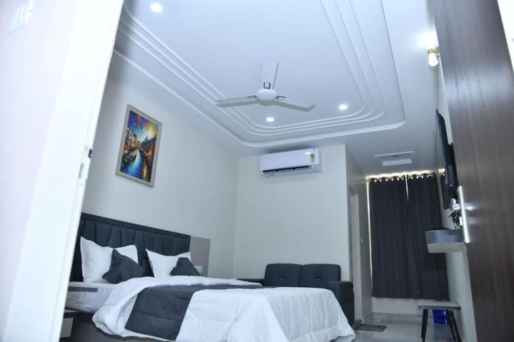 Room 5 of 12