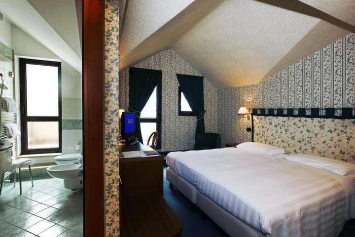 Room 12 of 28