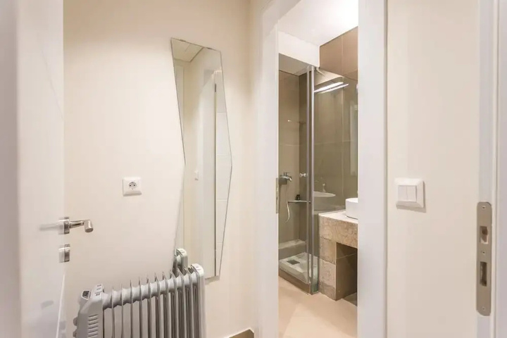 Room 6 of 15