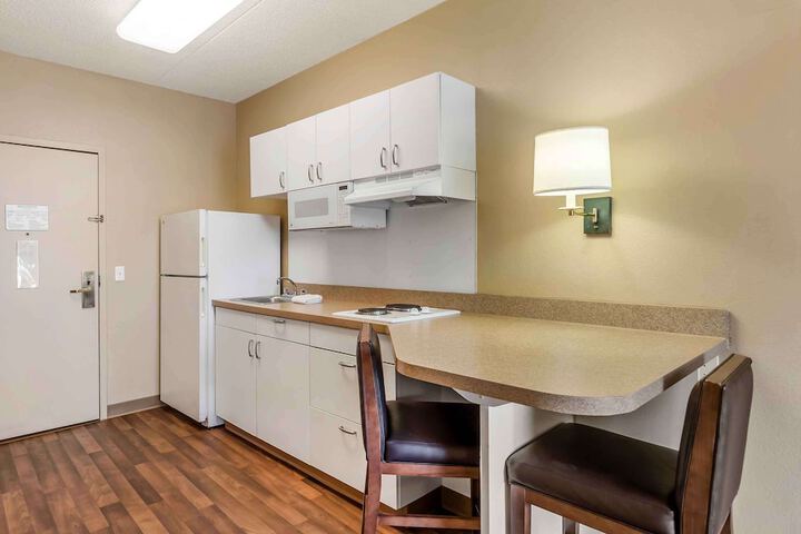1 Queen Bed Kitchen (2 of 18)