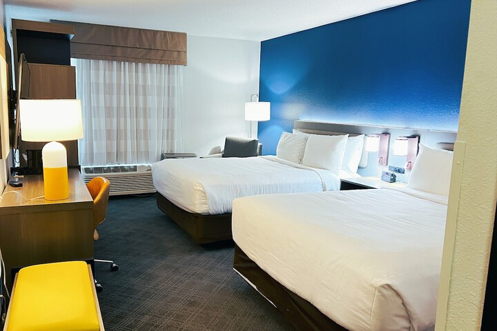 2 Queen Beds (10 of 18)