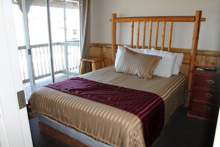 1 Queen Bed (27 of 36)