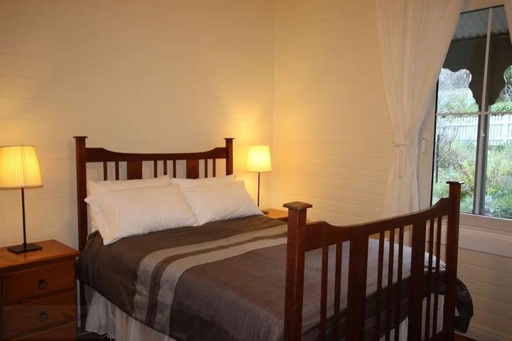Room 5 of 11