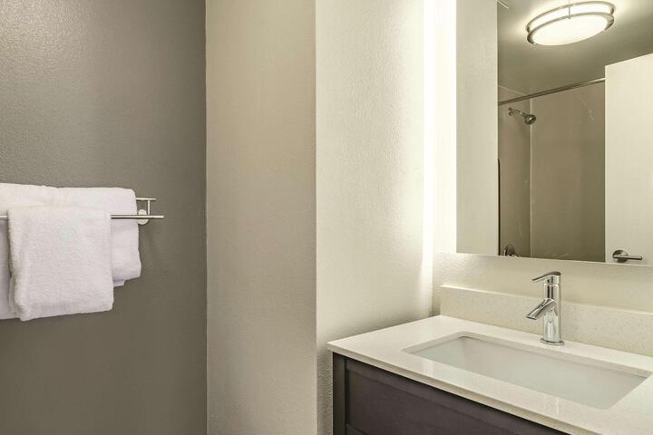 1 Queen Bed Mobility Hearing Impaired Accessible Room (12 of 17)