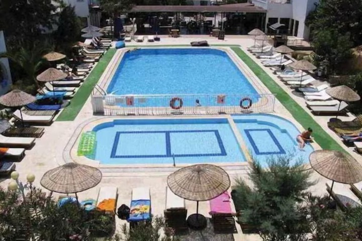 Pool 4 of 7