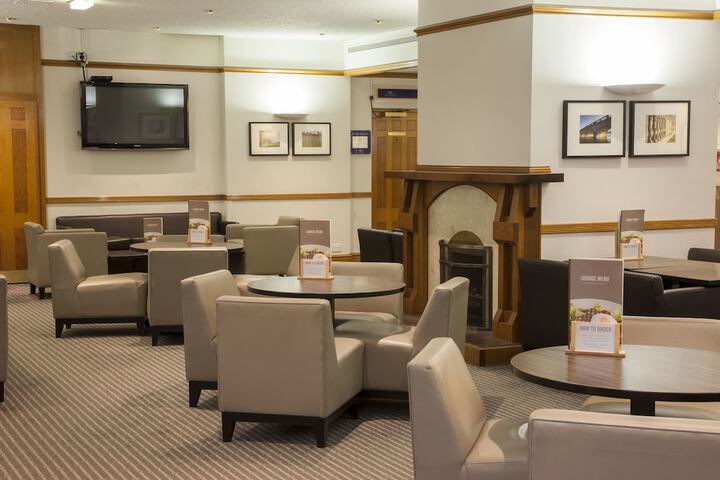 Lounge 37 of 61