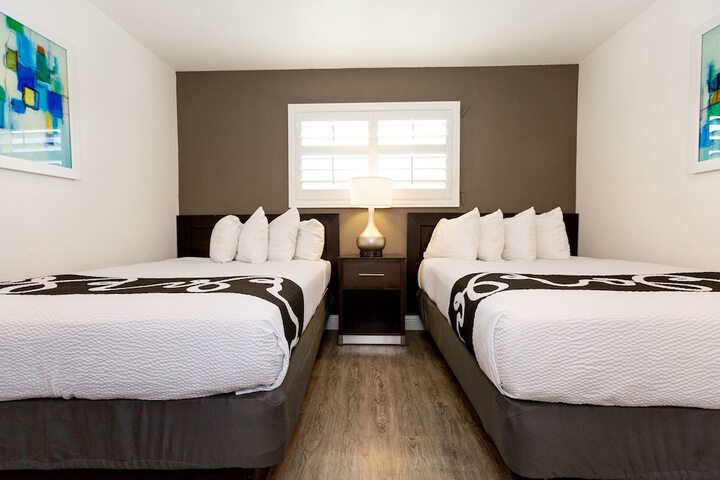 1 Queen Bed Flat Screen Television Desk High Speed Internet Accessible Microwave and Refrigerator, Coffee Maker Continental Breakfast (8 of 16)