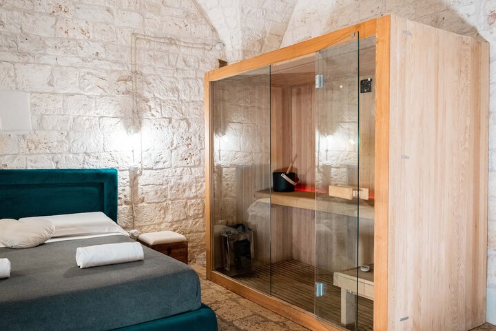 Room 10 of 32