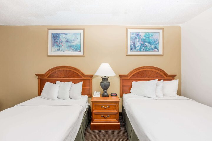 2 Double Beds (11 of 12)