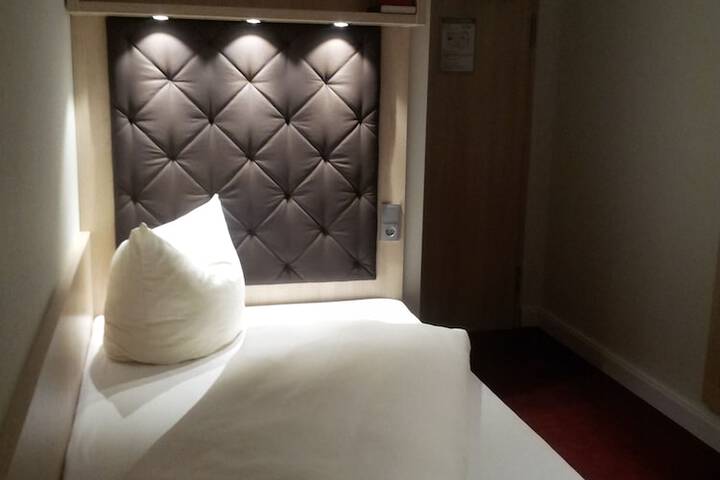 Room 5 of 77